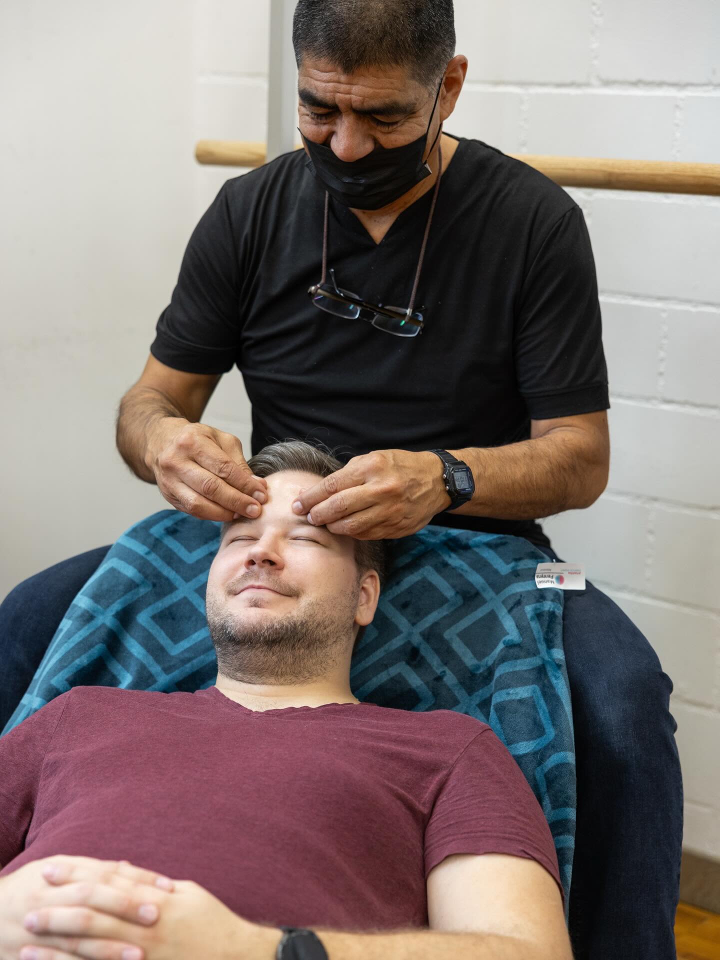 Manueller Therapie-Moment im Studio