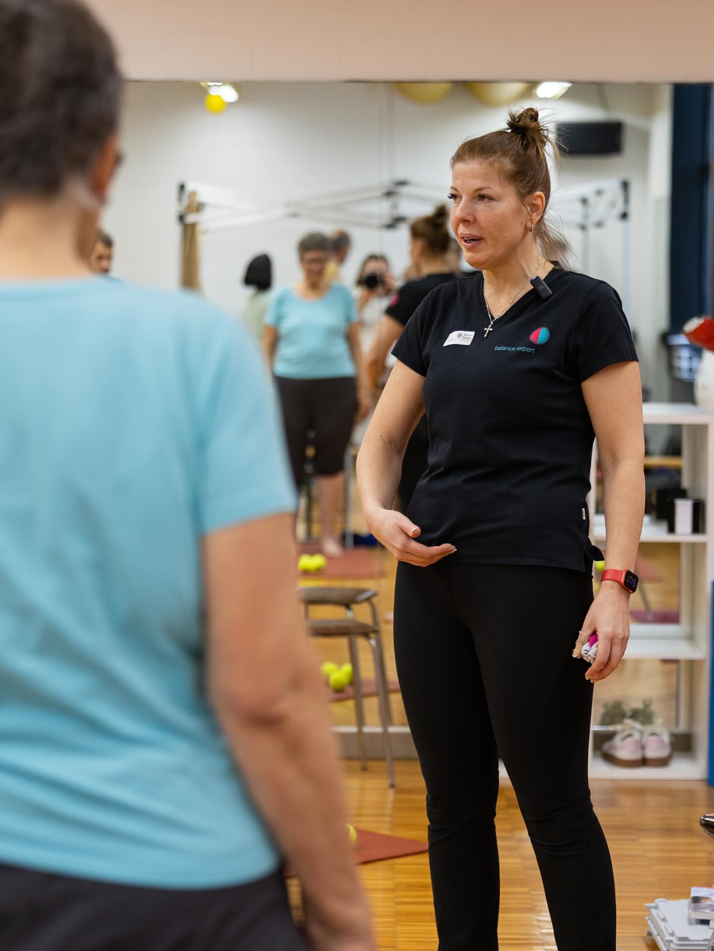 Katrin Seidler coacht eine Klientin im Kurs