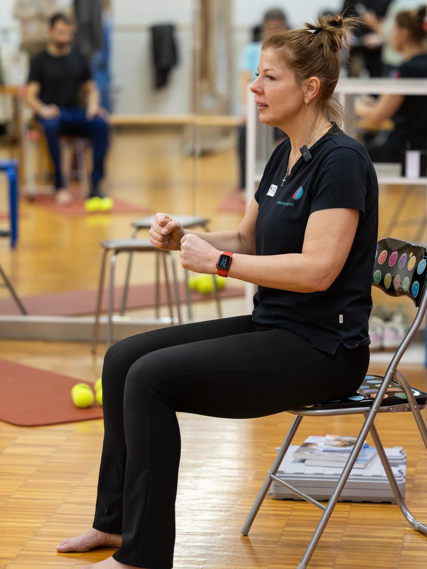 Katrin Seidler zeigt eine Sitzübung