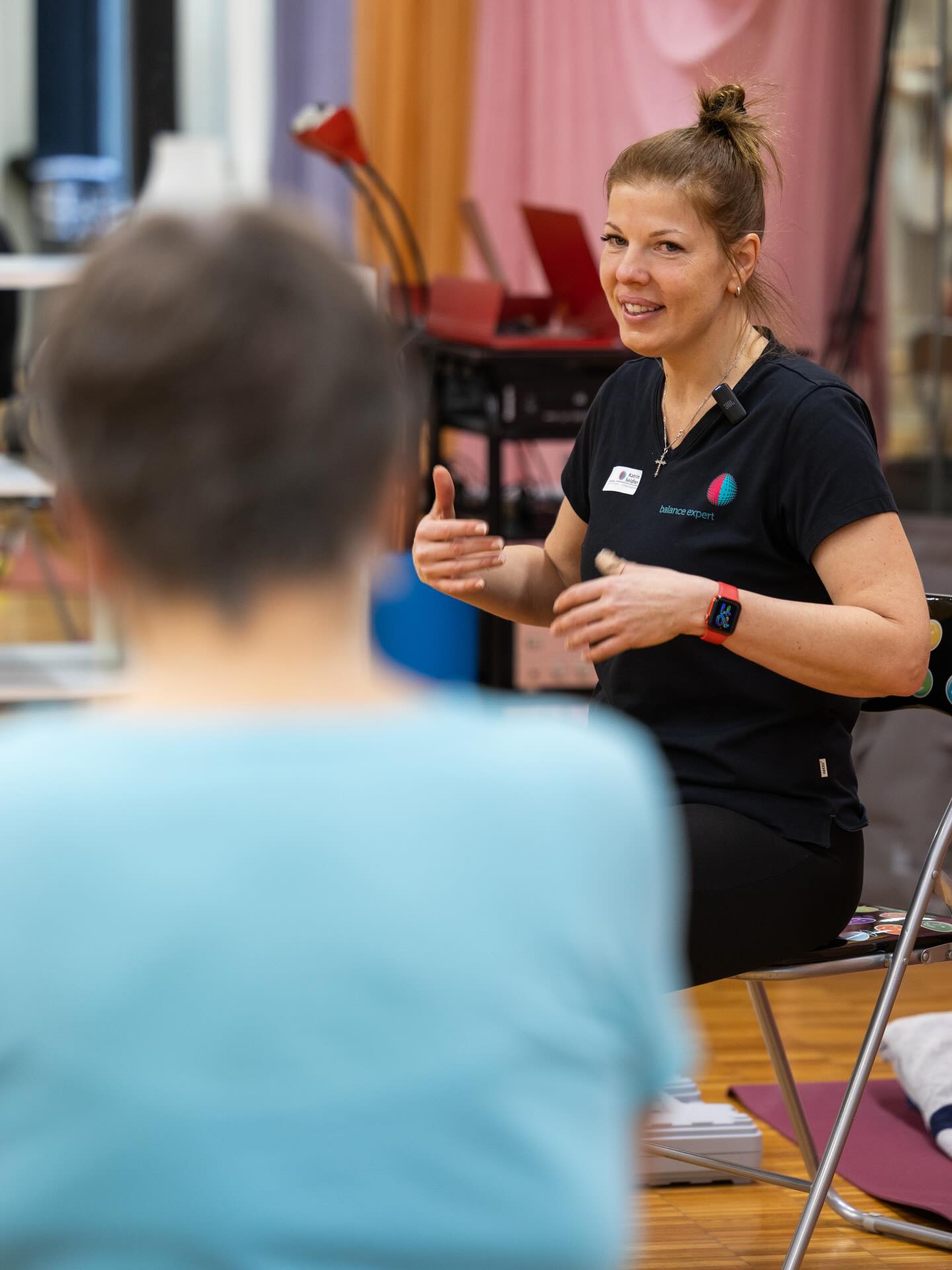 Katrin Seidler erkl&auml;rt einer Klientin eine &Uuml;bung