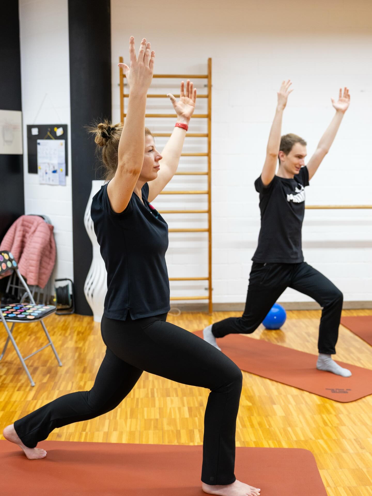 Katrin Seidler macht eine Yoga-Krieger-Pose